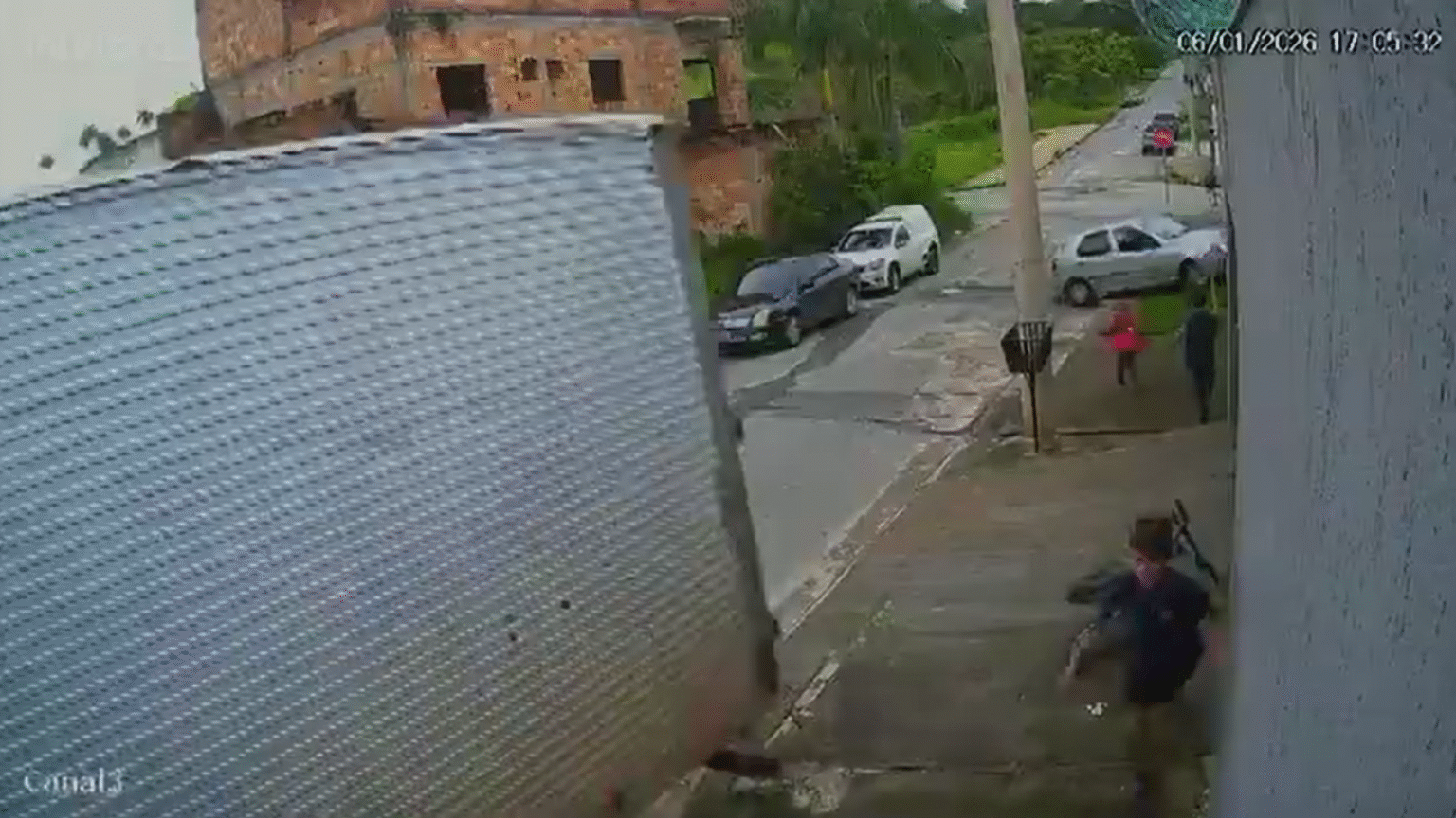 VÍDEO: Crianças escapam de caminhão desgovernado em Betim VÍDEO: Crianças escapam de caminhão desgovernado em Betim - Foto: Reprodução/Câmera de segurança
