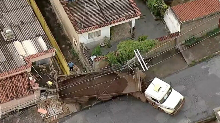 Caminhão com 26 toneladas de minério perde controle e atinge casas em Sabará - Foto: Reprodução
