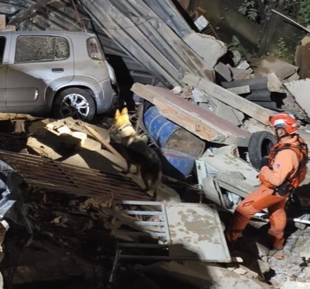 Casa desaba no Vale do Jatobá, em BH; morador é resgatado com vida Casa desaba no Vale do Jatobá, em BH; morador é resgatado com vida - Foto: Divulgação/CBMMG