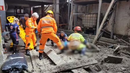 Desabamento de laje deixa dois trabalhadores feridos em Contagem Desabamento de laje deixa dois trabalhadores feridos em Contagem - Foto: Divulgação/Corpo de Bombeiros