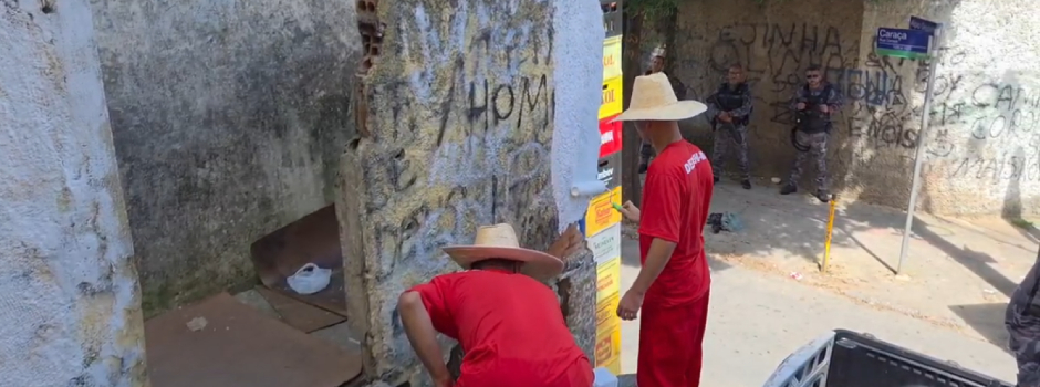Detentos são usados para apagar símbolos de facção pichados no Aglomerado da Serra, em BH Detentos são usados para apagar símbolos de facção pichados no Aglomerado da Serra, em BH - Foto: Victor Laia / Sejusp