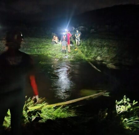 Turistas de São Paulo são resgatados após ficarem ilhados na Serra do Cipó - Foto: Divulgação/CBMMG
