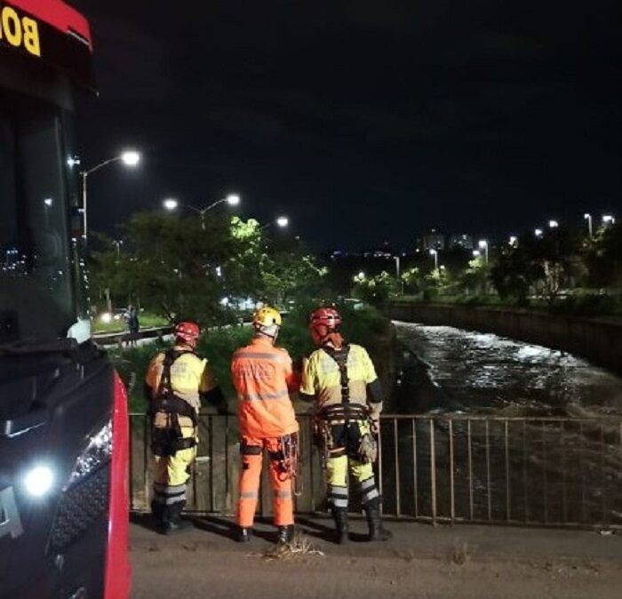 Homem é jogado no Rio Arrudas após briga em BH Homem é jogado no Rio Arrudas após briga em BH - Foto: Divulgação/CBMMG
