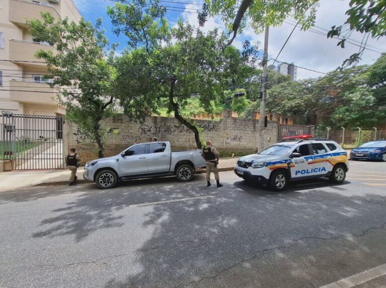 Jovem é preso ao tentar furtar caminhonete Hilux no bairro Cinquentenário, em BH - Foto: Divulgação/PMMG