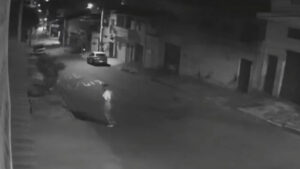 PM prende suspeito de atacar homem a facadas enquanto ele dormia em frente de casa em BH - Foto: Reprodução