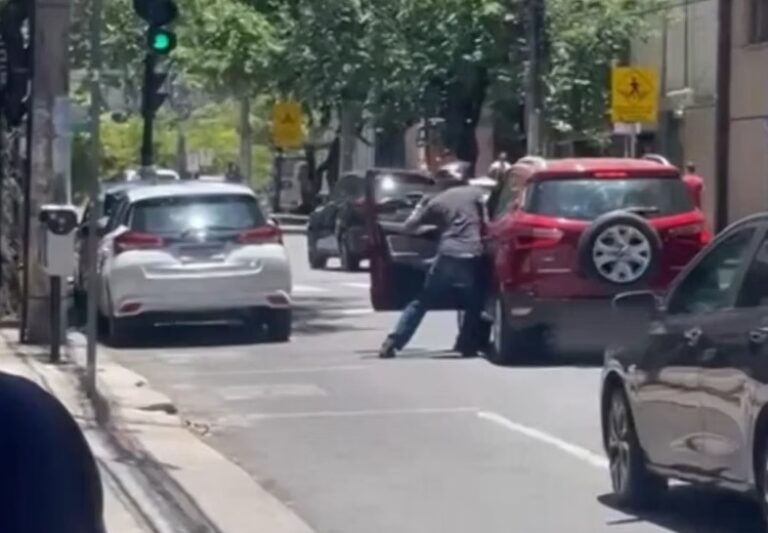 Idosa é agredida por motociclista após discussão no trânsito em BH Idosa é agredida por motociclista após discussão no trânsito em BH - Foto: Reprodução