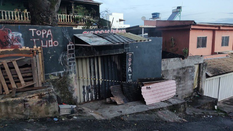Incêndio atinge quatro casas e um topa-tudo no bairro São Tomaz, em BH Incêndio atinge quatro casas e um topa-tudo no bairro São Tomaz, em BH - Foto: Divulgação/CBMMG