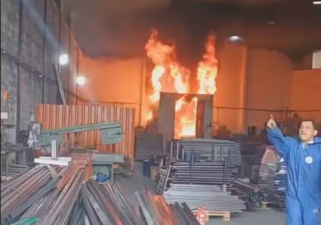 Incêndio de grandes proporções atinge galpão industrial em Betim - Foto: Reprodução/Redes Sociais
