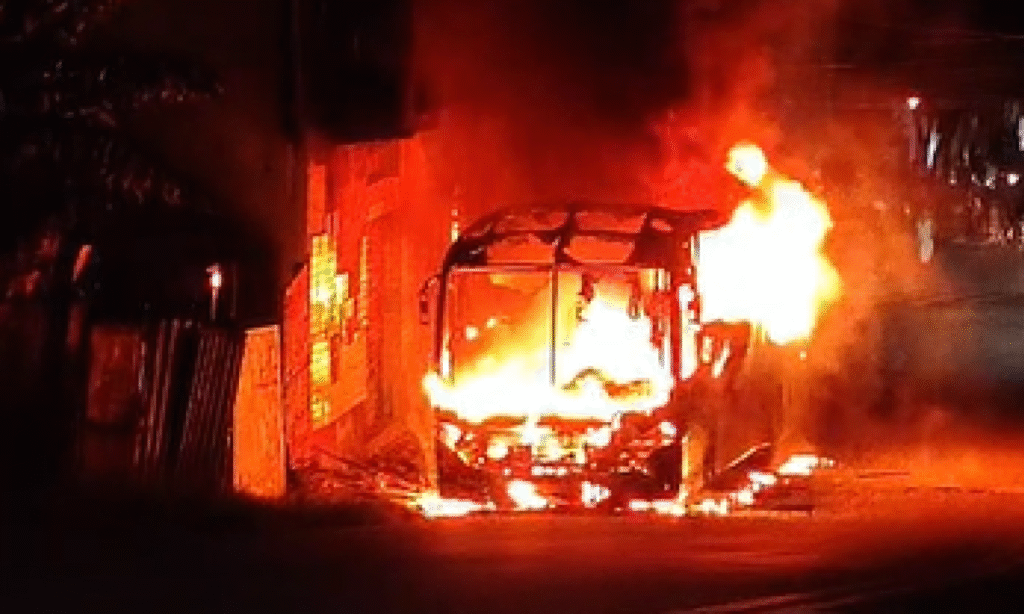 Ônibus pega fogo após pane elétrica no Barreiro, em BH Ônibus pega fogo após pane elétrica no Barreiro, em BH -Foto: Divulgação/CBMMG