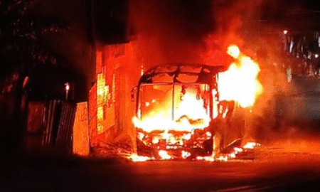 Ônibus pega fogo após pane elétrica no Barreiro, em BH -Foto: Divulgação/CBMMG