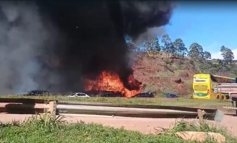 Ônibus pega fogo, desce desgovernado e interdita Rodovia Fernão Dias, em Igarapé - Foto: Reprodução/Redes Sociais