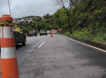 BH: MGC-356 é parcialmente interditada por risco de queda de pedras BR: MGC-356 é parcialmente interditada por risco de queda de pedras - Foto: Divulgação/Defesa Civil de BH