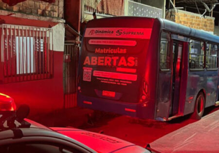 Motorista de ônibus passa mal e atropela dois pedestres em Ponte Nova - Foto: Divulgação/PMMG