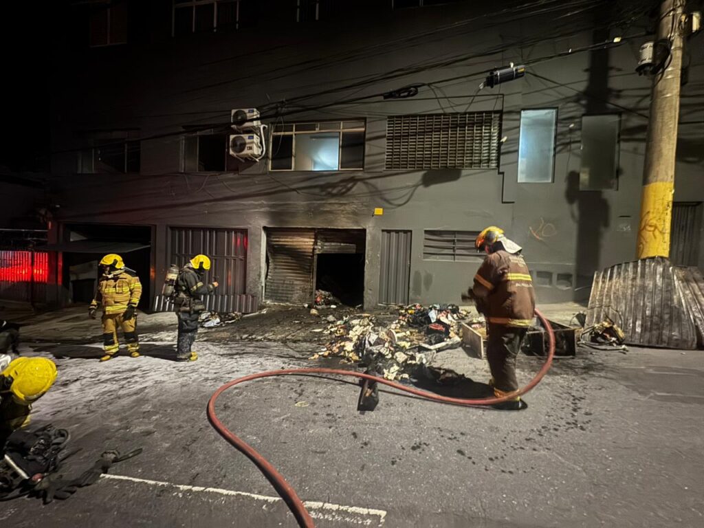 Incêndio atinge loja durante a madrugada no bairro Floresta, em BH - Foto: Divulgação/Corpo de Bombeiros