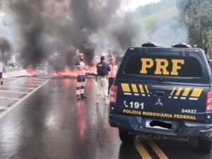 Manifestantes ateiam fogo em pneus e fecha BR-381, em Nova Era Manifestantes ateiam fogo em pneus e fecha BR-381, em Nova Era - Foto: Reprodução/Redes Sociais