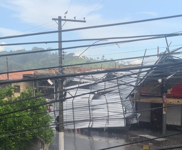 Chuva forte provoca colpaso de telhado e quedas de árvores em Santa Luzia Chuva forte provoca colpaso de telhado e quedas de árvores em Santa Luzia - Foto: Divulgação/CBMMG