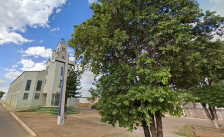 Idosa de 74 anos é assassinada com tesoura cravada no pescoço em Martinho Campos Idosa de 74 anos é assassinada com tesoura cravada no pescoço em Martinho Campos - Foto: Reprodução