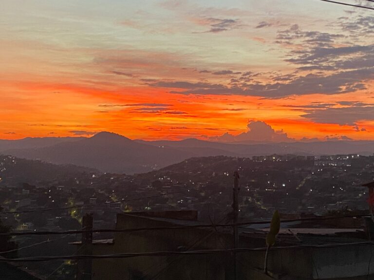 Sol ou chuva? Veja a previsão do tempo em BH nesta segunda-feira (26) Sol ou chuva? Veja a previsão do tempo em BH nesta segunda-feira (26) - Foto: Por Dentro de Minas