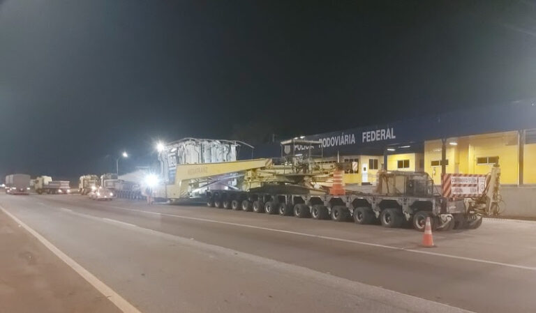 Carga de 542 toneladas mobiliza operação especial na BR-040 Carga de 542 toneladas mobiliza operação especial na BR-040 - Foto: Divulgação/EPR Via Mineira