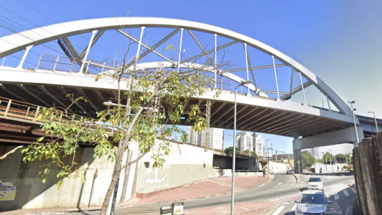 Homem é preso após arremessar barra de ferro de viaduto e atingir carro em BH - Foto: Reprodução