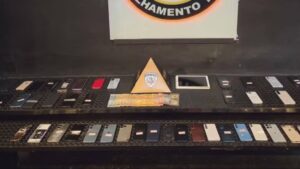 Homem é preso com 46 celulares roubados em shopping popular de BH - Foto: Divulgação/Polícia Militar