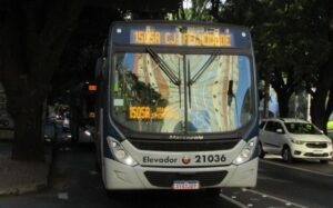 Idosa fica ferida após ser atropelada por ônibus no bairro Jardim Felicidade, em BH - Foto: Douglas Célio Brandao/Divulgação