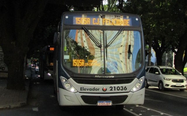 Idosa fica ferida após ser atropelada por ônibus no bairro Jardim Felicidade, em BH - Foto: Douglas Célio Brandao/Divulgação