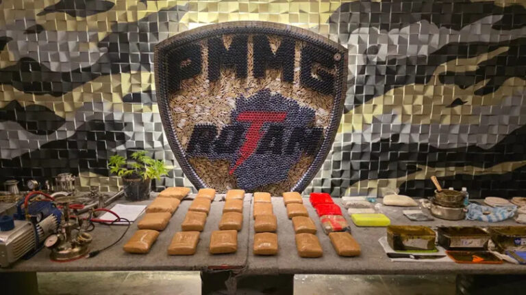 PM apreende grande quantidade de drogas e prende quatro homens em Vespasiano ROTAM apreende grande quantidade de drogas e prende quatro homens em Vespasiano - Foto: Divulgação/PMMG