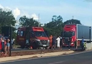 Idosa morre após ser atropelada na BR-135, em Bocaiuva Idosa morre após ser atropelada na BR-135, em Bocaiuva - Foto: Divulgação/Corpo de Bombeiros