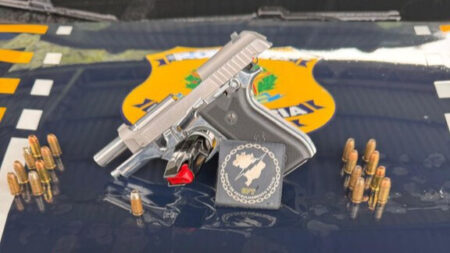 Mulher é presa com pistola calibre .380 na BR-040, em Congonhas - Foto: Divulgação/PRF