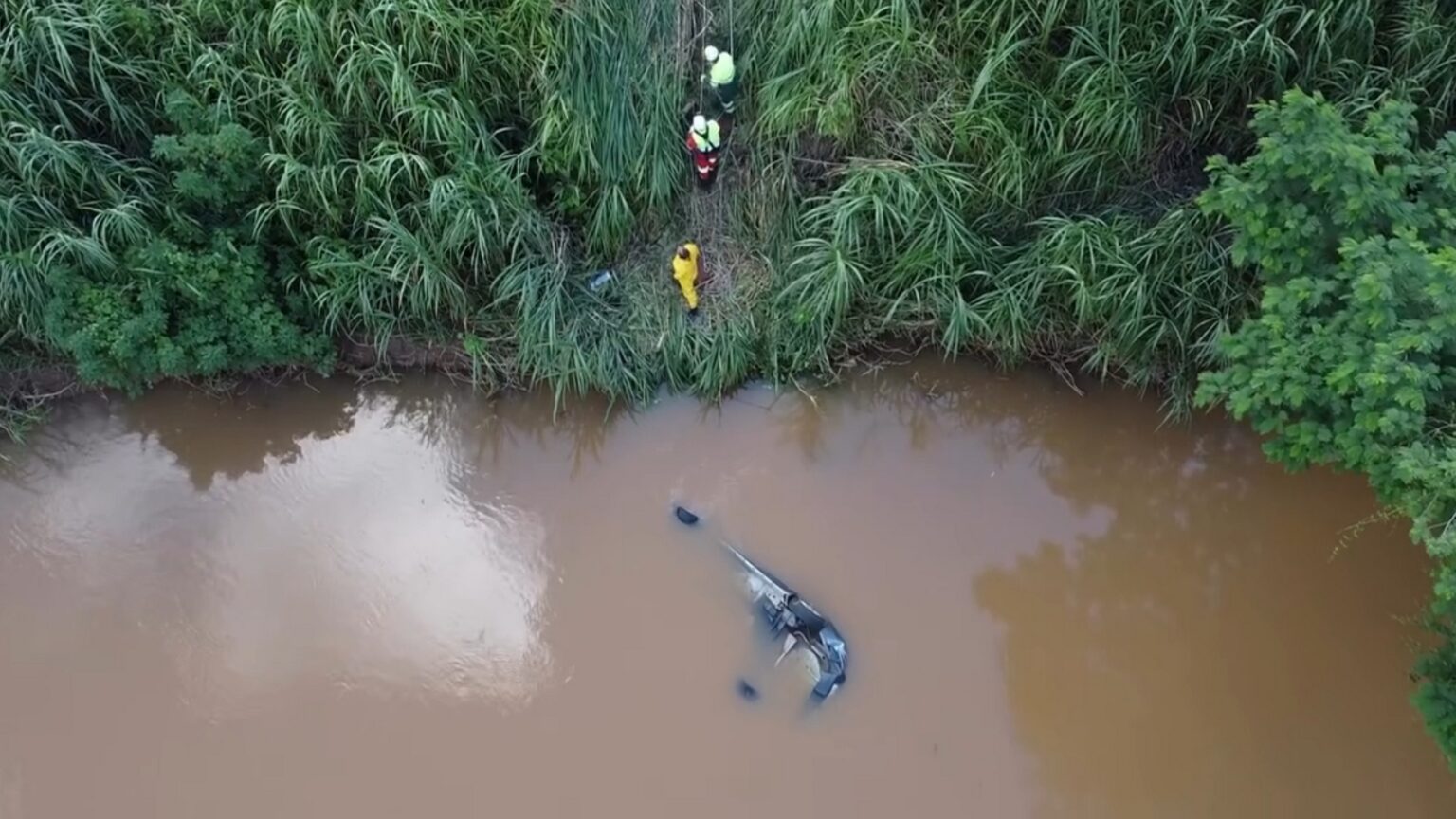 Pai e dois filhos morrem após acidente e carro cai em rio na BR-116, em Inhapim Pai e dois filhos morrem após acidente e carro cai em rio na BR-116, em Inhapim - Foto: Divulgação