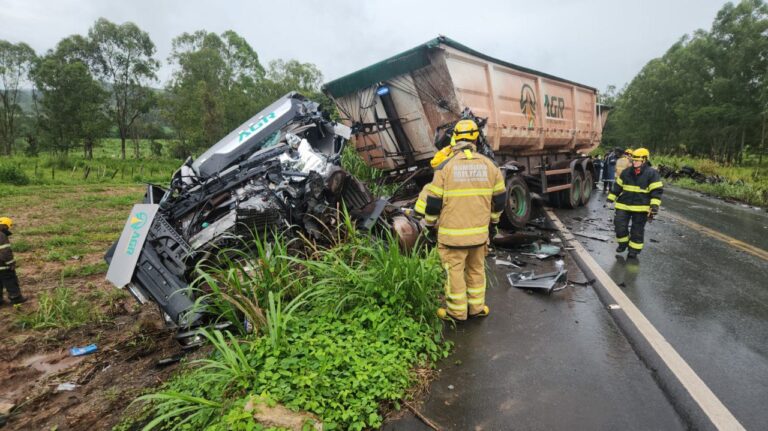 Motorista morre em acidente entre carretas na BR-354, em Candeias - Foto: Divulgação/CBMMG