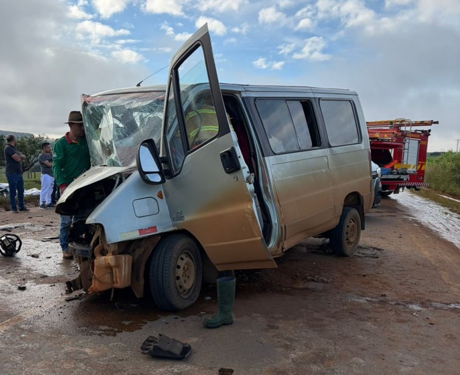 Acidente entre carro e van deixa 3 mortos e 15 feridos na BR-354, em Rio Paranaíba 1 Acidente entre van e carro deixa 3 mortos e 15 feridos na BR-354, em Rio Paranaíba - Foto: Divulgação/CBMMG