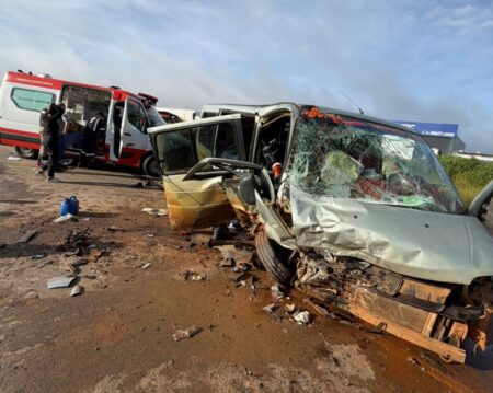 Acidente entre van e carro deixa 3 mortos e 15 feridos na BR-354, em Rio Paranaíba - Foto: Divulgação/CBMMG
