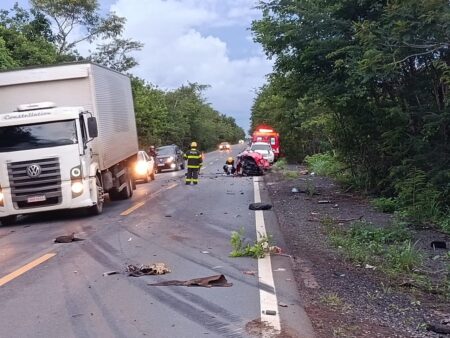 Motorista morre em acidente frontal entre carreta e carro na MGC-122, em Janaúba - Foto: Divulgação/CBMMG