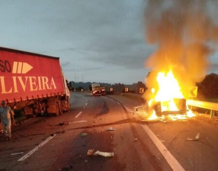 Três pessoas morrem carbonizadas após acidente na Rodovia Fernão Dias, em Nepomuceno Três pessoas morrem carbonizadas após acidente na Rodovia Fernão Dias, em Nepomuceno - Foto: Reprodução/Redes Sociais