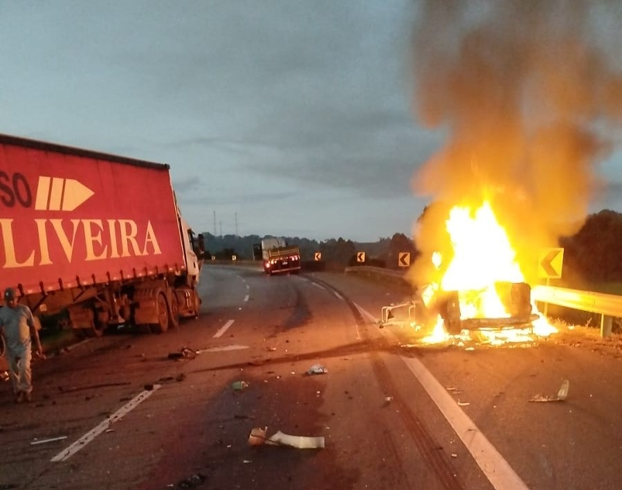 Três pessoas morrem carbonizadas após acidente na Rodovia Fernão Dias, em Nepomuceno - Foto: Reprodução/Redes Sociais