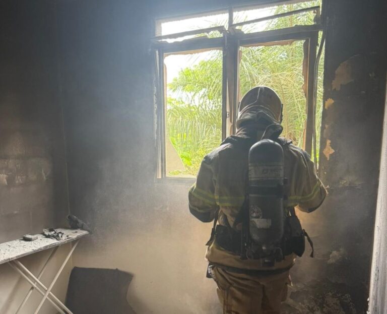 Incêndio destrói apartamento no bairro Califórnia, em BH - Foto: Divulgação/CBMMG