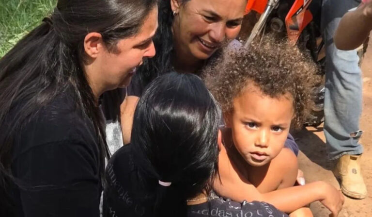 Menina Alice é encontrada por voluntários em mata a 2 km de sítio em Jeceaba - Foto: Divulgação/CBMMG