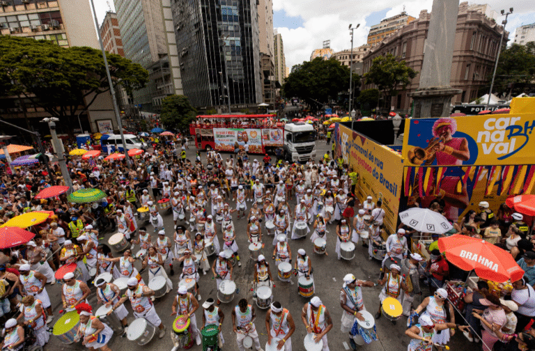 Baianas Ozadas consagra o Carnaval 2026 com desfile histórico em BH e leva a “ozadia” para a folia paulistana Screenshot 20260218 193741 Fotos