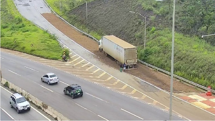 Carreta utiliza área de escape do Anel Rodoviário de BH - Foto: Divulgação/COP-BH