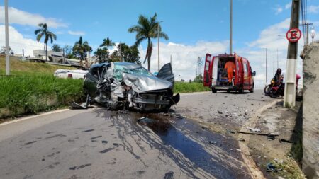 Mãe e filha ficam feridas após acidente na BR-491, em Varginha Mãe e filha ficam feridas após acidente na BR-491, em Varginha - Foto: Divulgação/CBMMG