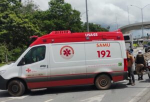 Carro capota e acidente deixa duas mulheres feridas na Avenida Pedro I, em BH - Foto: Divulgação/BHTrans