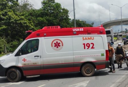 Carro capota e acidente deixa duas mulheres feridas na Avenida Pedro I, em BH - Foto: Divulgação/BHTrans