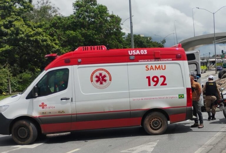 Carro capota e acidente deixa duas mulheres feridas na Avenida Pedro I, em BH - Foto: Divulgação/BHTrans