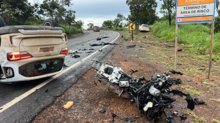 Prefeito fica ferido em acidente com duas mortes na BR-040, em São Gonçalo do Abaeté Prefeito fica ferido em acidente com duas mortes na BR-040, em São Gonçalo do Abaeté - Foto: Divulgação/Três Marias Já