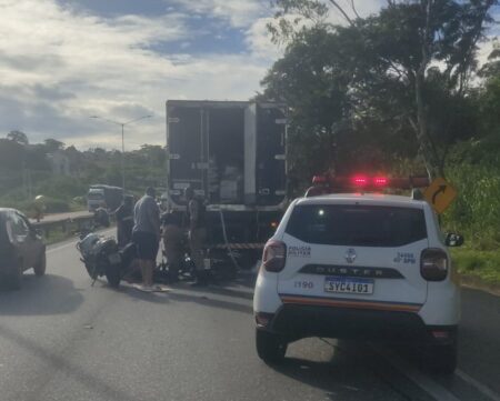 Motociclista morre após acidente com caminhão na BR-040, em Ribeirão das Neves - Foto: Reprodução/Redes Sociais