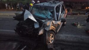 Casal morre em acidente frontal entre carro e carreta na BR-116, em Muriaé - Foto: Divulgação/CBMMG