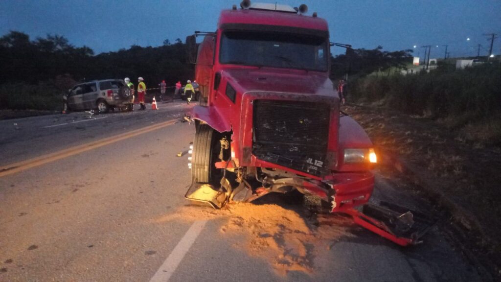 Casal morre em acidente frontal entre carro e carreta na BR-116, em Muriaé - Foto: Divulgação/CBMMG