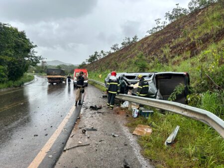 Acidente entre caminhão e caminhonete deixa um morto na BR-251, em Unaí - Foto: Divulgação/CBMMG